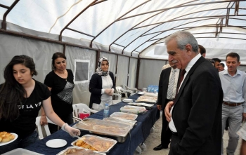  Ezidi çocuklar için açılan kermese yoğun ilgi 