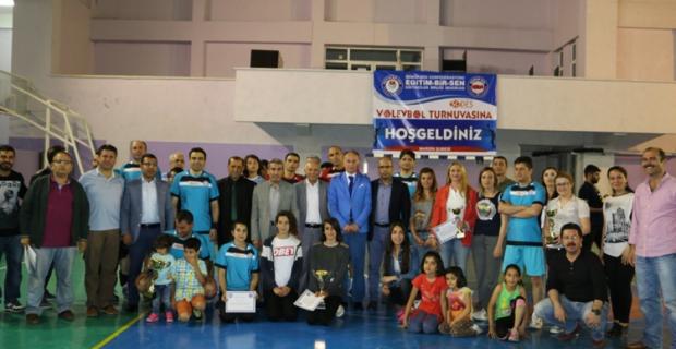 Voleybol turnuvasında kupa Mardin Fen Lisesinin oldu