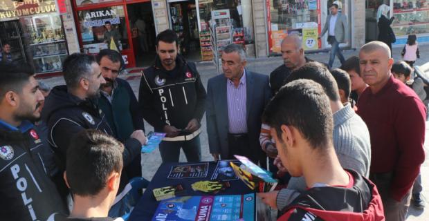 Narkotik ekipleri vatandaşları bilgilendirdi