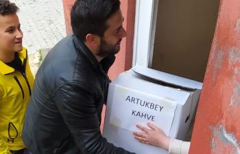 Mahallesindeki ihtiyaç sahiplerine yardım ulaştırdı