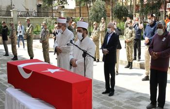 Şehit Çam, Gözyaşları arasında toprağa verildi
