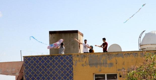 Sokağa çıkamayan vatandaşlar damlarda uçurtma uçurdu