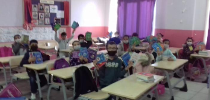 Derikli öğrencilere belediyeden kitap desteği