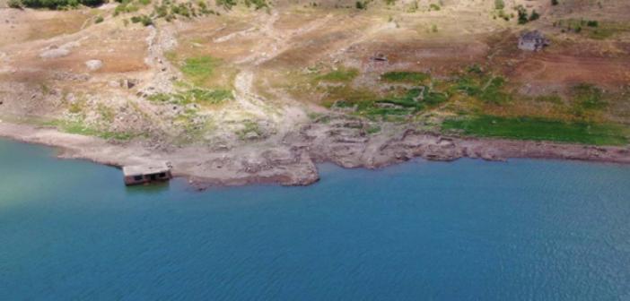 Baraj suları çekildi, geçmişte sular altında kalan köy gün yüzüne çıktı