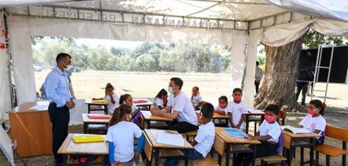 İstifa etti denilen Bakan Selçuk mobil okul etkinliğine katıldı
