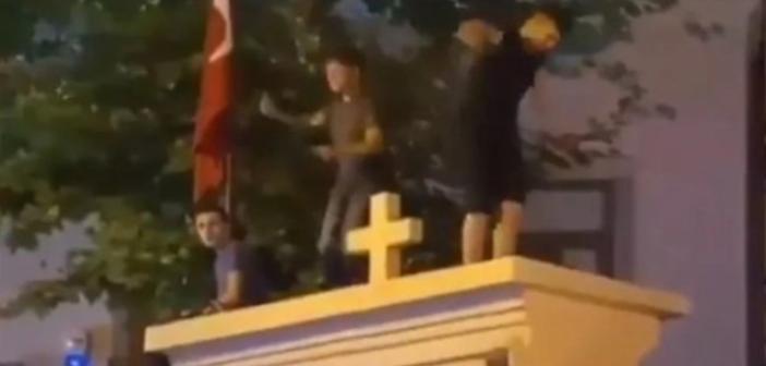 Son dakika! Kadıköy'de kilise duvarının üzerine çıkıp oynayan şüpheliler hakkında yeni gelişmeler var