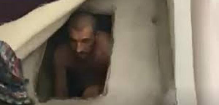 Aranan şüpheli evinde kanepenin altına kazdığı çukurda yakalandı
