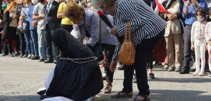 Çarşaflı kadının zincire vurulduğu gösteri nedeniyle Kaymakam merkeze çekildi