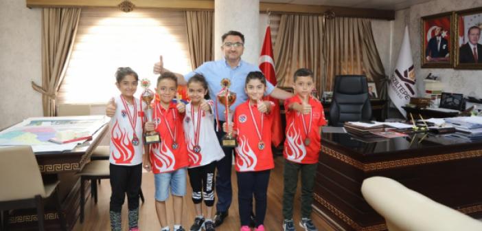 Satrancın şampiyonları Kaymakam Çam’ı ziyaret etti