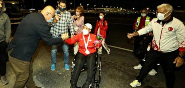 Tokyo'da yarışan son kafile yurda döndü