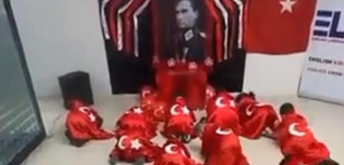 Çocukların Atatürk'e secde ettirildiği ritüel tepki çekti