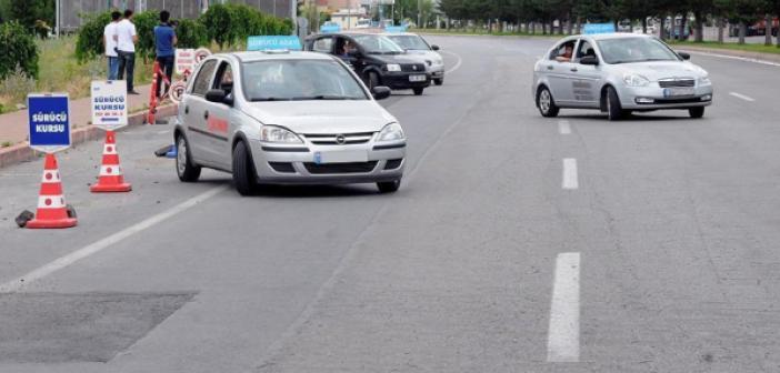 Ehliyet sınavlarında animasyonlu soru dönemi