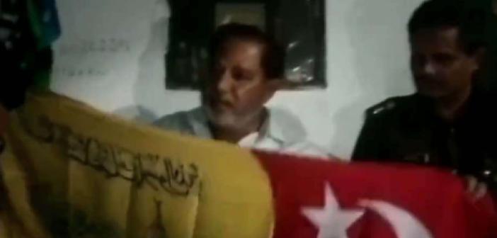 Hindu faşistler evine İslami bayraklar asan Müslümanları linç etmek istedi
