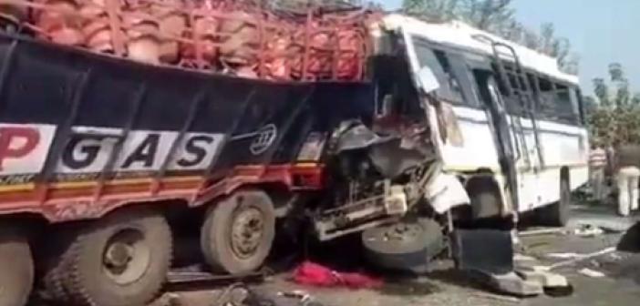 Hindistan'da otobüs ile kamyon çarpıştı: 16 ölü 24 yaralı