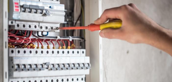 Elektrik Elektronik Teknisyeni olma şartları, 2023 maaşları ne kadar, nasıl olunur? Elektrik Elektronik Teknisyeni nedir, ne iş yapar?
