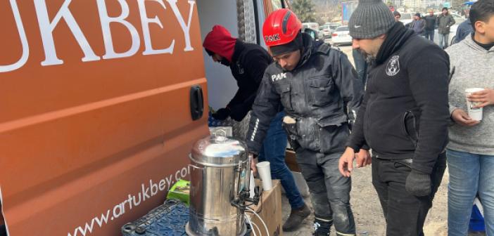 Artukbey, deprem bölgesinde yürekleri ısıtıyor
