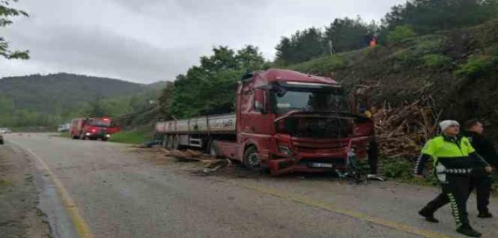 Tokat’ta odun yüklü tır devrildi: 1 yaralı