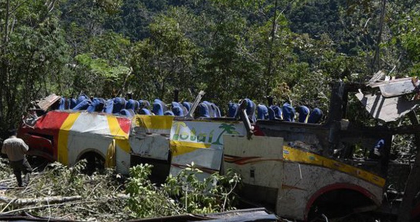 Bolivya'da minibüs uçuruma yuvarlandı: 6 ölü, 7 yaralı