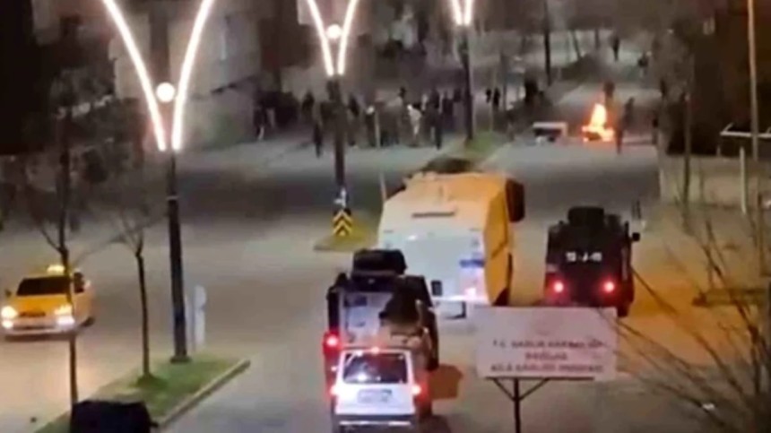 Yolu kapatıp ateş yakan terör örgütü yandaşı 5 kişi gözaltına alındı