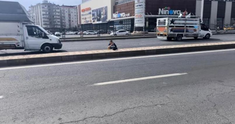 Bu kadar pes dedirtti bir şahıs yolun ortasında tuvaletini yaptı!