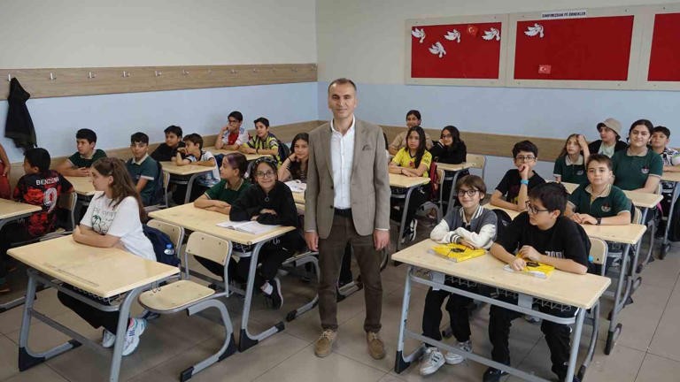 Kanseri yenen öğretmene öğrencilerden coşkulu karşılama
