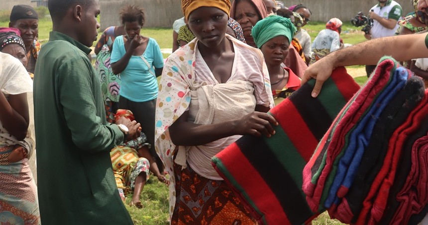 Umut Kervanı Burundi'de sel mağdurlarına battaniye yardımı ulaştırdı