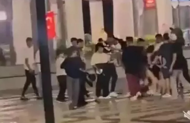 14 yaşındaki kız çocuğu, 4 kişiyi bıçakladı! Polis her yerde arıyor