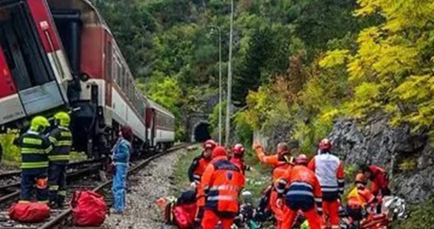 Slovakya'da iki tren çarpıştı: 20 yaralı