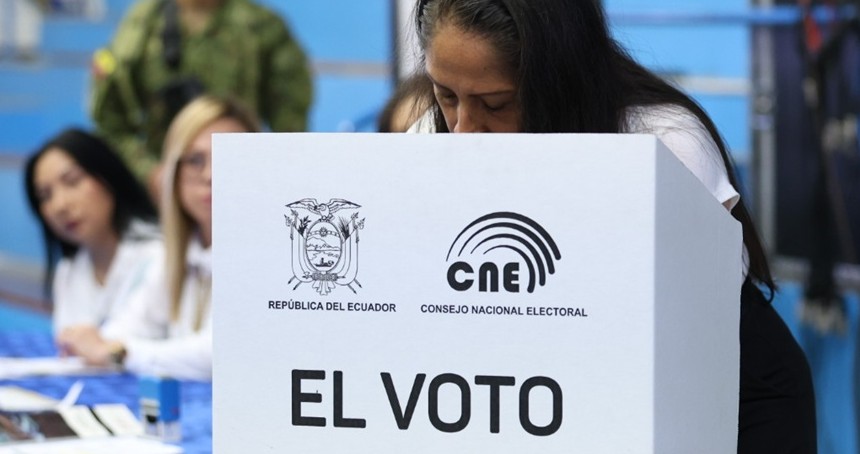 Ekvadorlular referandumda yabancı askeri üsleri reddetti