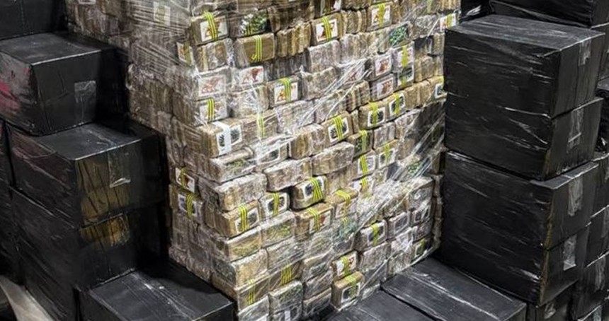 "Maden suyu" sevkiyatı kılıfında Rusya'ya 1,3 ton uyuşturucu taşıyan kamyon ele geçirildi