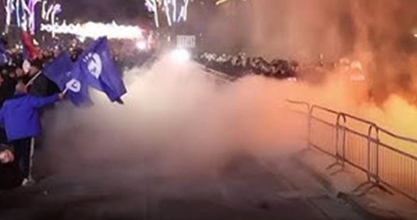Arnavutluk'ta yolsuzluk protestolarında hükümetin istifasını talep ediyor 