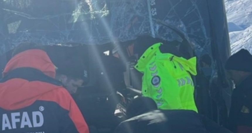 Kars'ta yolcu otobüsü kaza yaptı: 17 yaralı