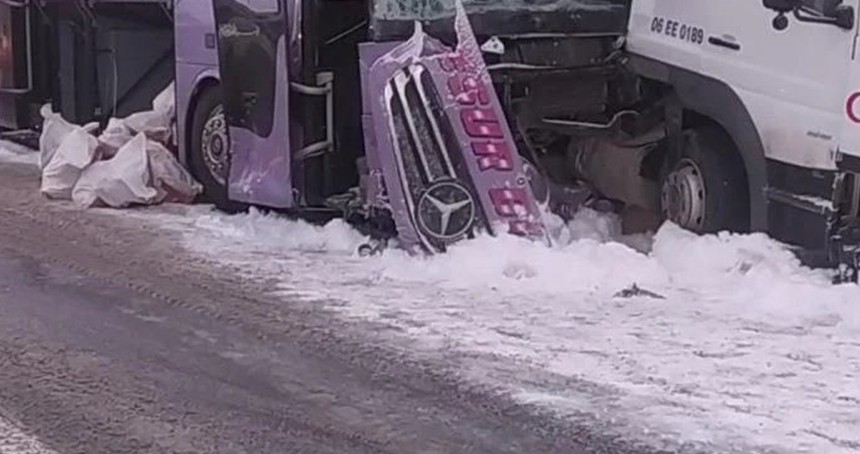 Kars’ta yolcu otobüsü kargo kamyonuna çarptı: 9 yaralı