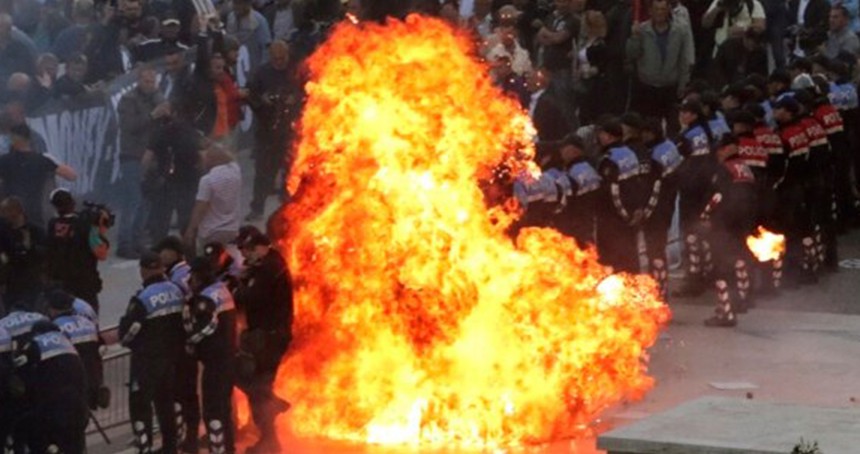 Arnavutluk'ta hükümet karşıtı protesto