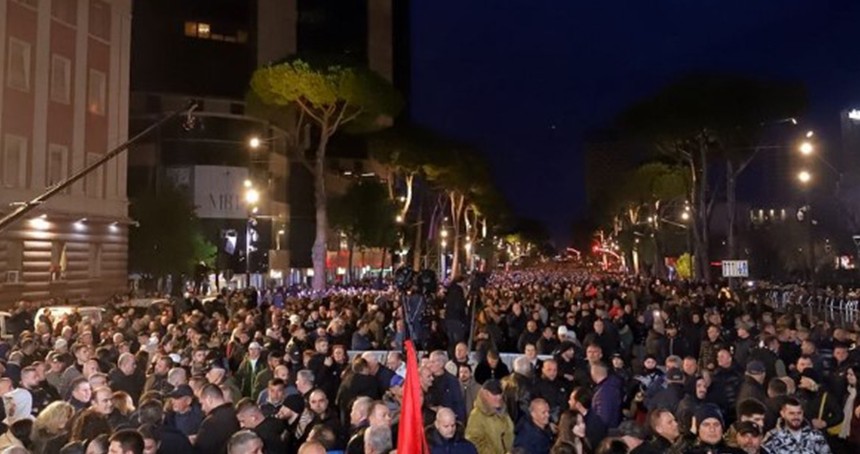 Arnavutluk'ta hükümet karşıtı gösteri
