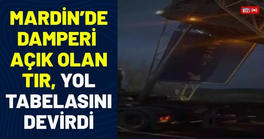 Damperi açık unutulan TIR, yol tabelasını devirdi