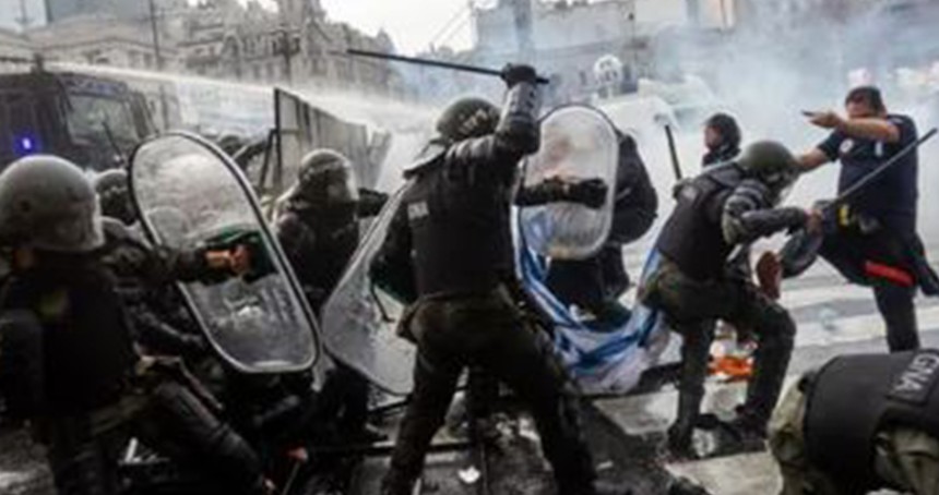 Arjantin’de Milei karşıtı protestolarda sokaklar savaş alanına döndü