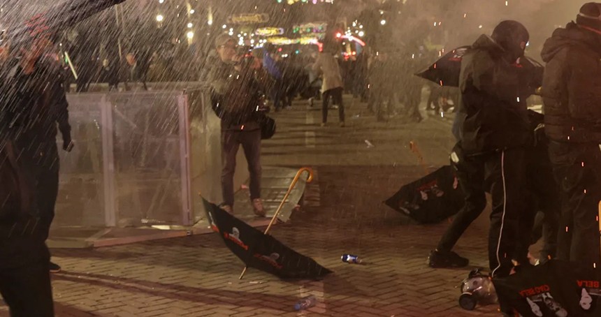 Arnavutluk'ta protestocular Rama hükümetinin istifasını istedi