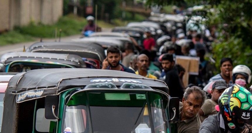 Sri Lanka'da yakıt fiyatlarında bir zam daha yaşandı, otobüs seferleri etkilendi
