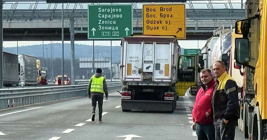 Bosna Hersek'te AB'ye protesto: Kamyonlar kontak kapattı