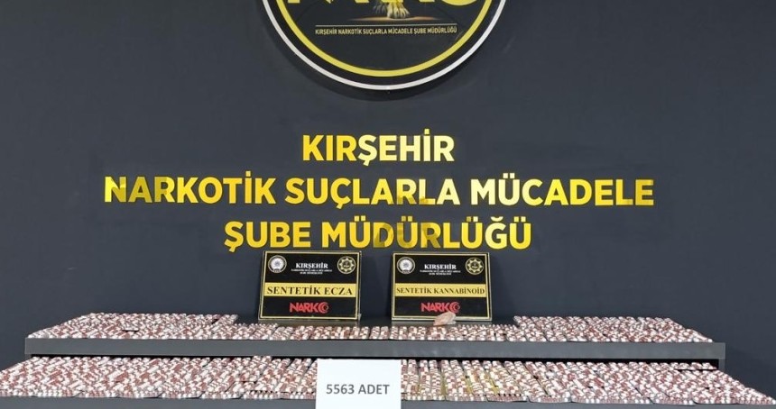 Durdurulan araçta çok sayıda sentetik hap ele geçirildi