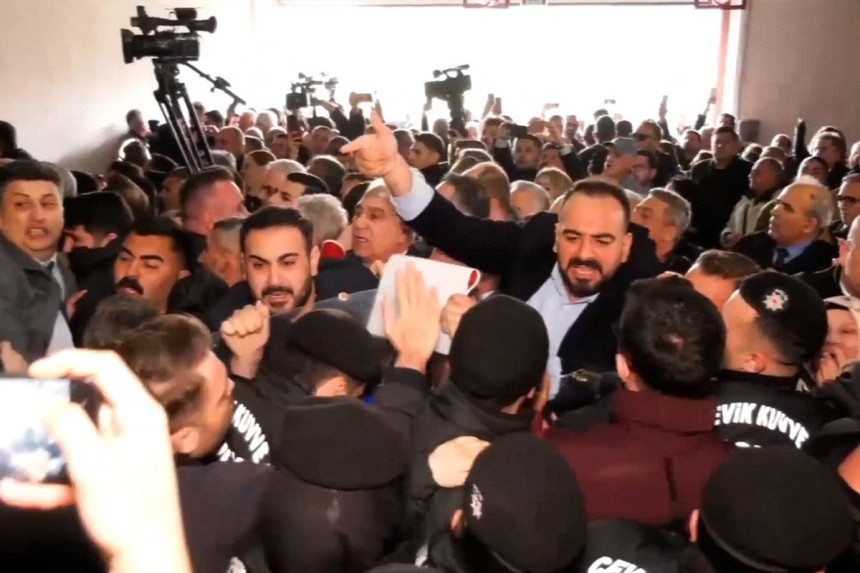 Başkan vekili seçimi öncesi arbede: Ortalık savaş alanına döndü
