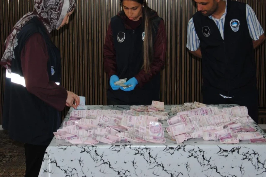 Dilencinin üzerinden çıkan para say say bitmedi