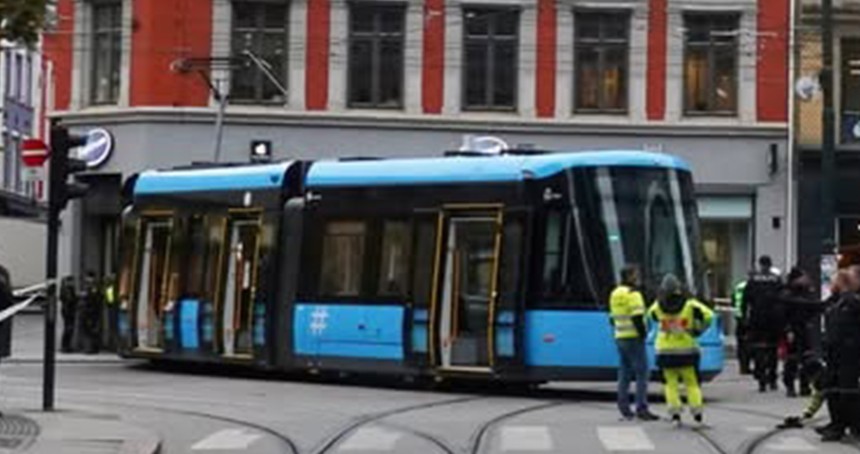 Sürücüsüz otobüs ilk seferinde tramvayla çarpıştı