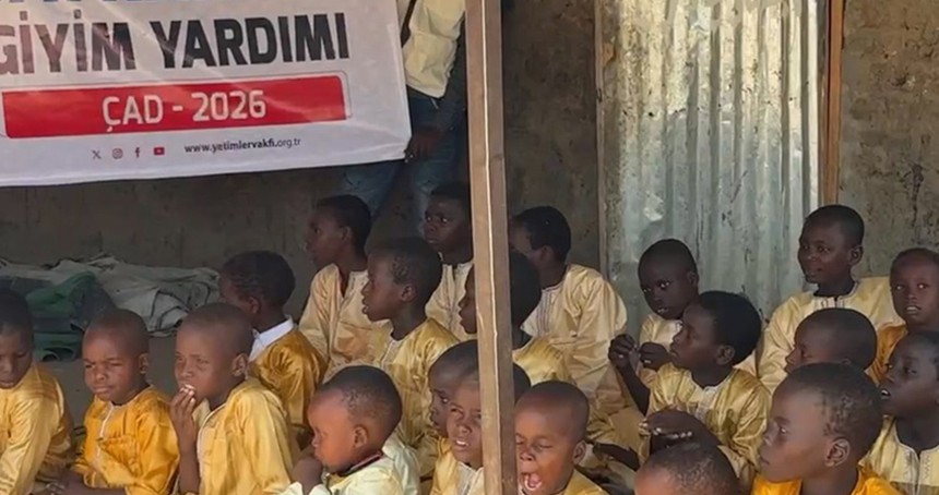 Yetimler Vakfı'ndan Çad'daki yetim çocuklara bayramlık kıyafet desteği