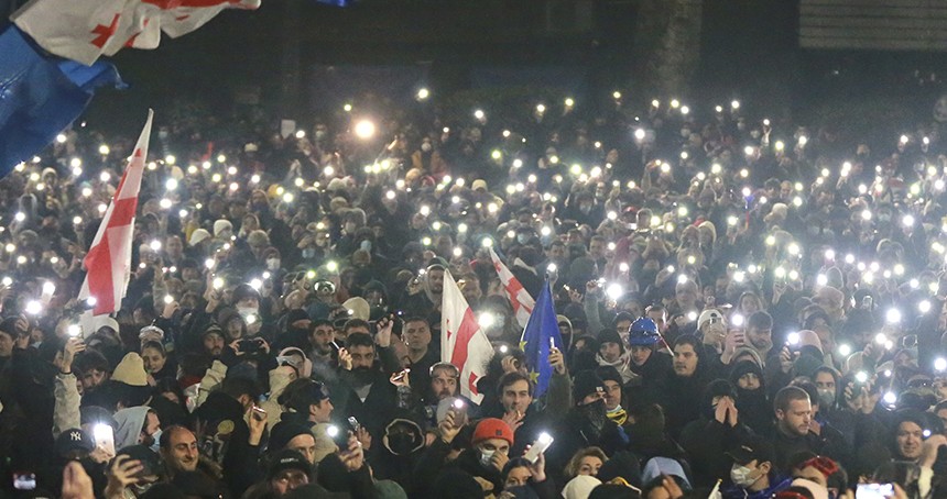 Gürcistan'da binlerce kişinin katılımıyla hükümet karşıtı gösteri 