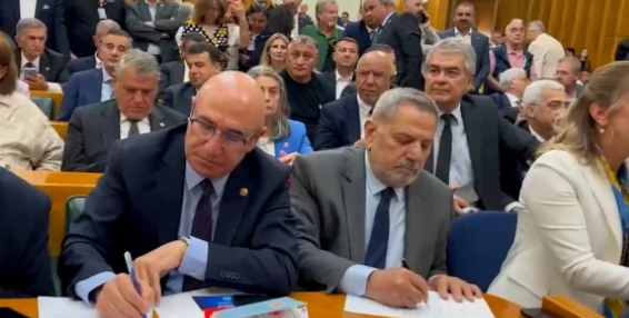 CHP grup toplantısı öncesi dikkat çeken imza hareketliliği! Mahmut Tanal açıklık getirdi