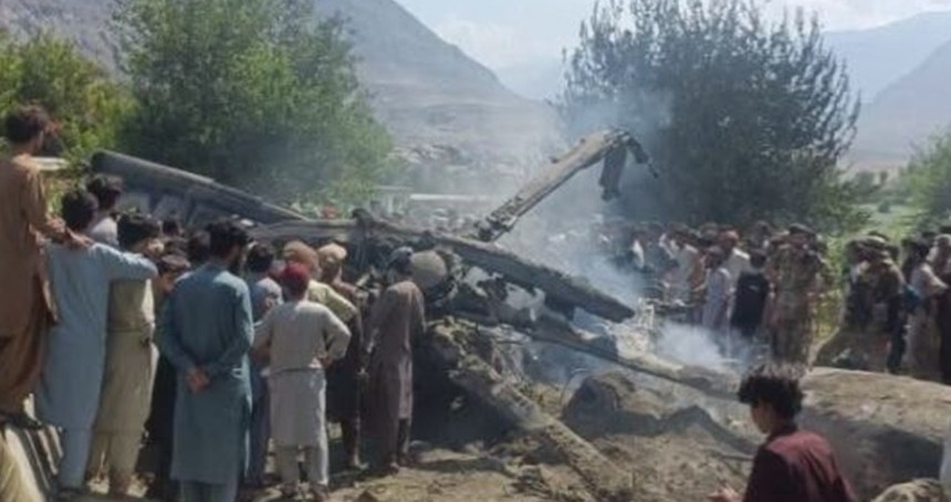 Pakistan'da askeri helikopter düştü: Kurtulan olmadı