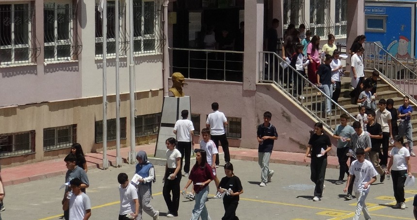 LGS'ye giren öğrenciler Türkçe uzundu, matematik zorladı
