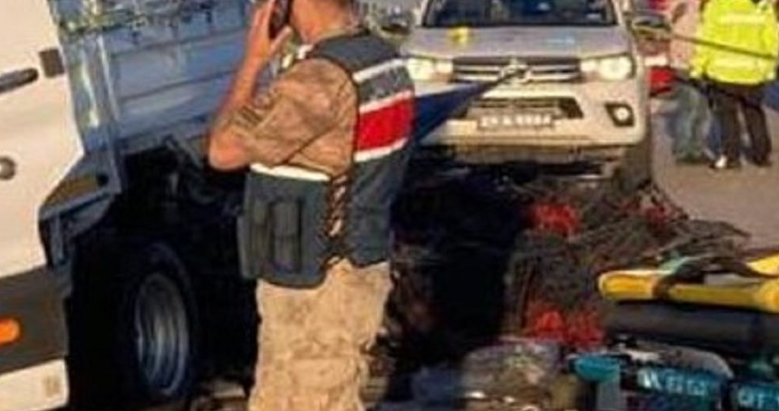 Erzurum'da feci kaza: Kamyonete çarpan otomobilde 3 kişi hayatını kaybetti